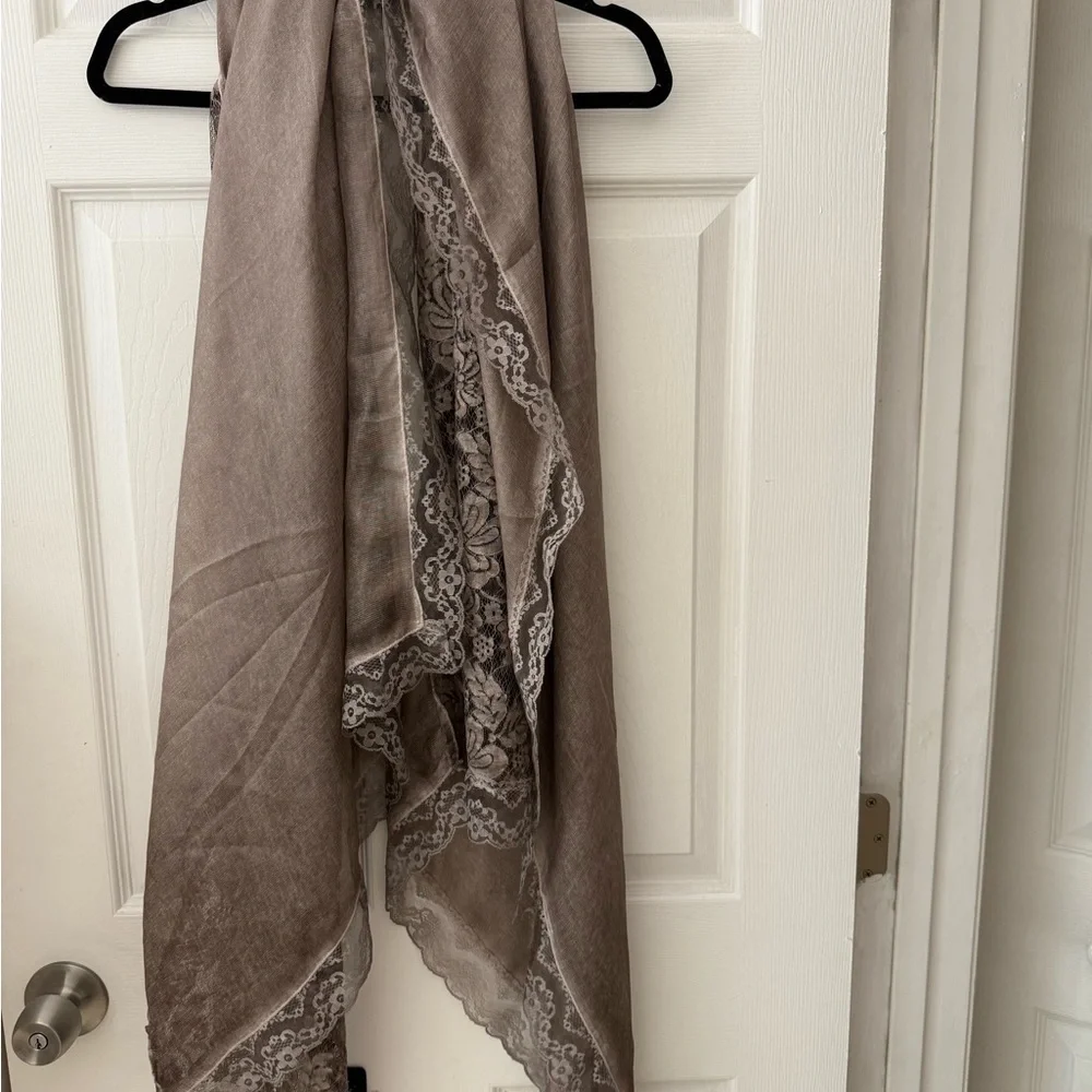 NWT FOULARD BELLA Chic Lace Trim Shawl Grey